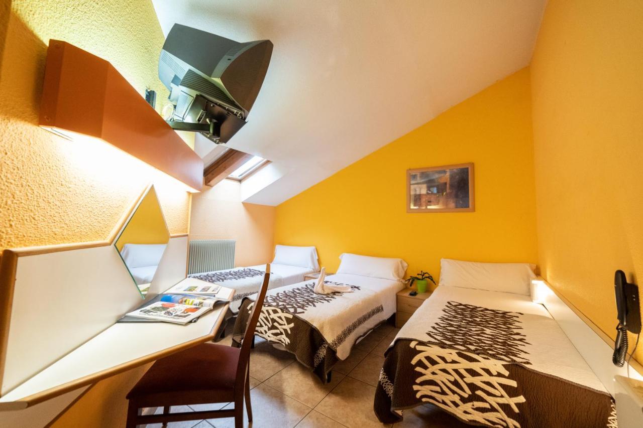 Hotel Les Terres LʼAldosa Buitenkant foto