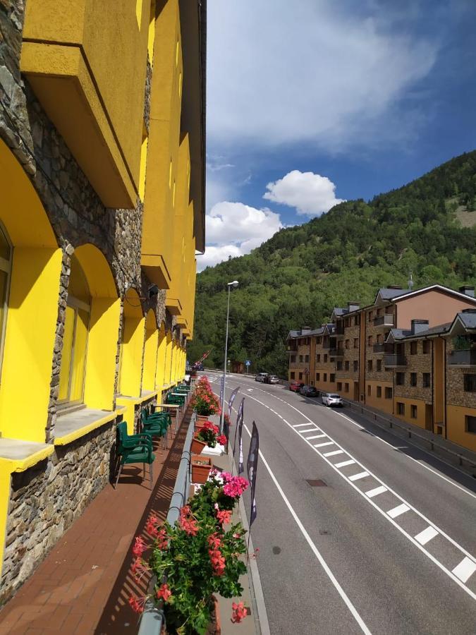 Hotel Les Terres LʼAldosa Buitenkant foto