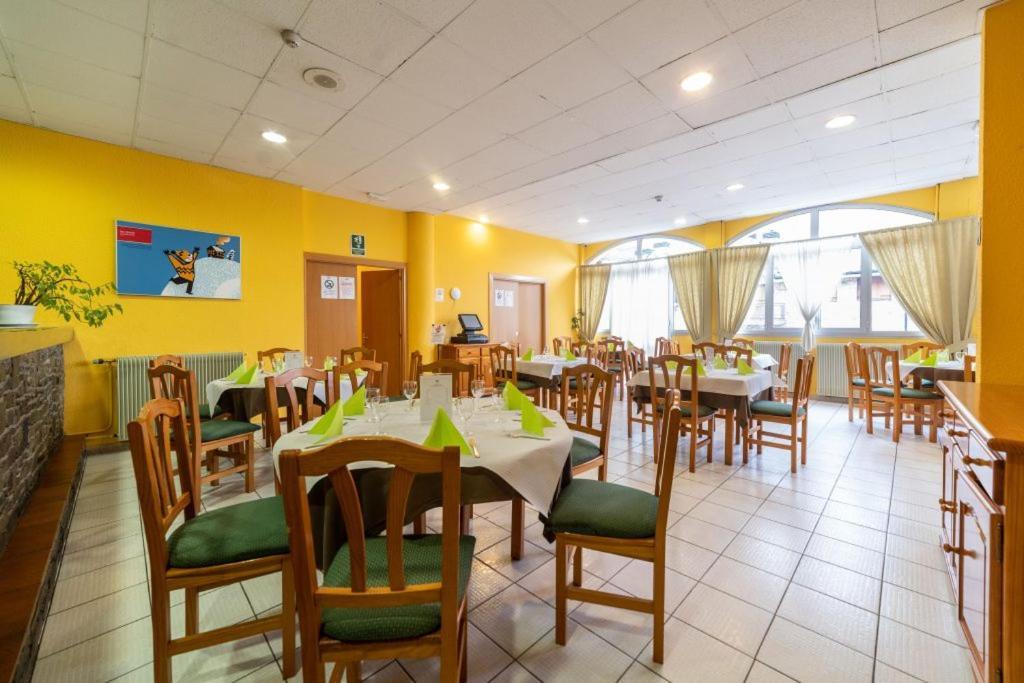 Hotel Les Terres LʼAldosa Buitenkant foto