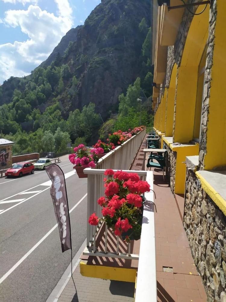 Hotel Les Terres LʼAldosa Buitenkant foto